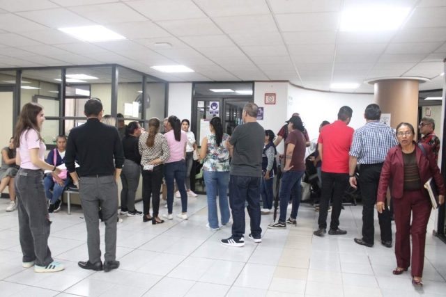 Trabajadores fueron desalojados de las oficinas.