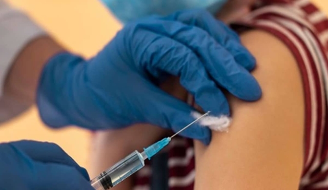 Vacunarán contra covid-19 a menores a partir de 3 años en Hong Kong