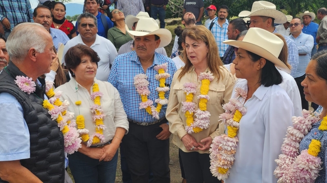 Margarita González Saravia puso en marcha el programa de rehabilitación y mejoramiento de caminos de saca-cosecha este jueves en Axochiapan. 