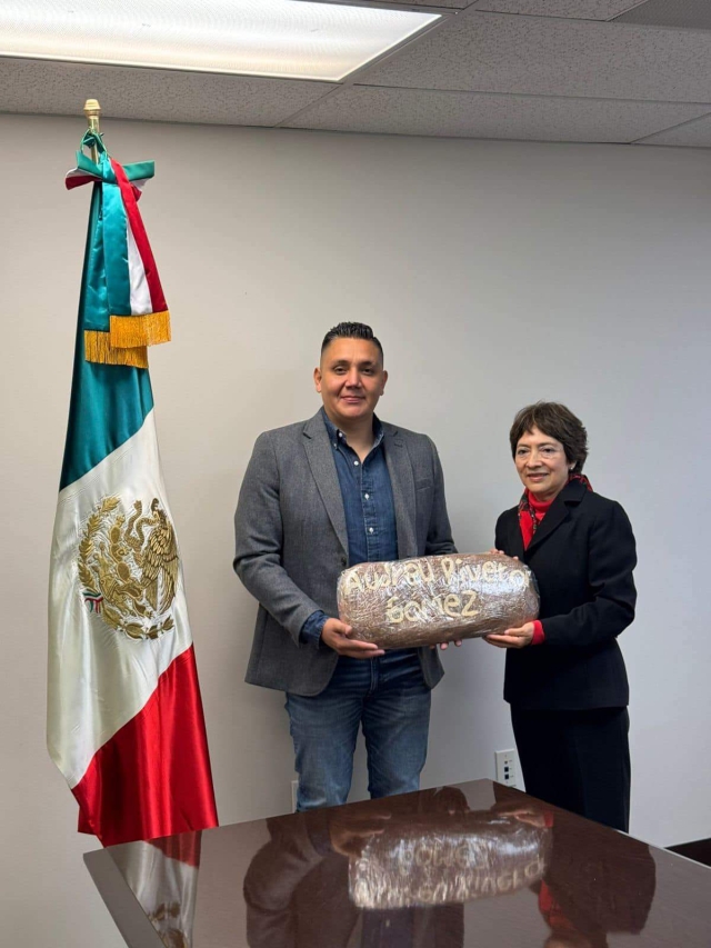 René Jacobo y la cónsul de México en Santa Ana, Audrey Rivera.