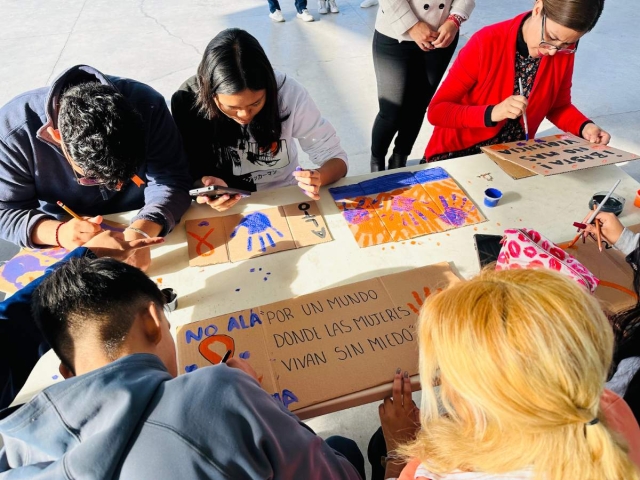 Los jóvenes pudieron desarrollar su creatividad con frases alusivas a la no violencia hacia las mujeres.