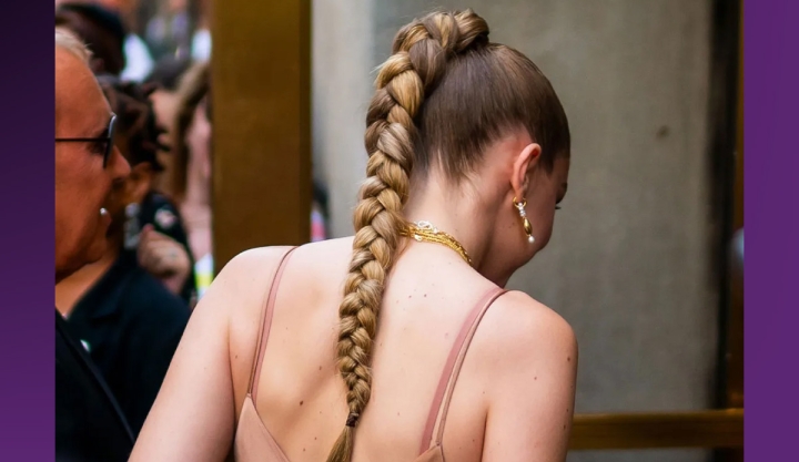 La trenza alta: el peinado que estiliza el rostro y rejuvenece al instante