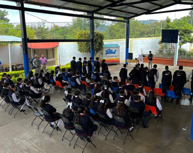 En esta ocasión tocó el turno a los alumnos de la Telesecundaria “Emiliano Zapata Salazar” recibir la plática.