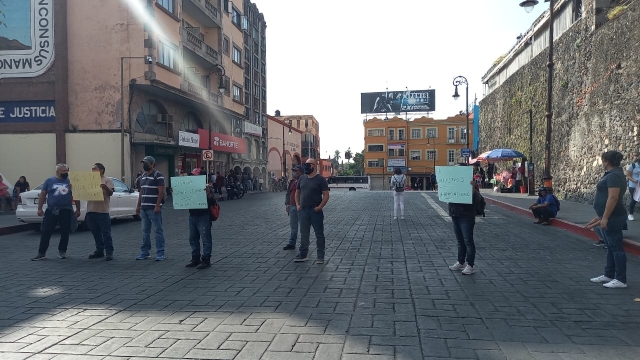 Protestan ante TECyA extrabajadores del ayuntamiento capitalino