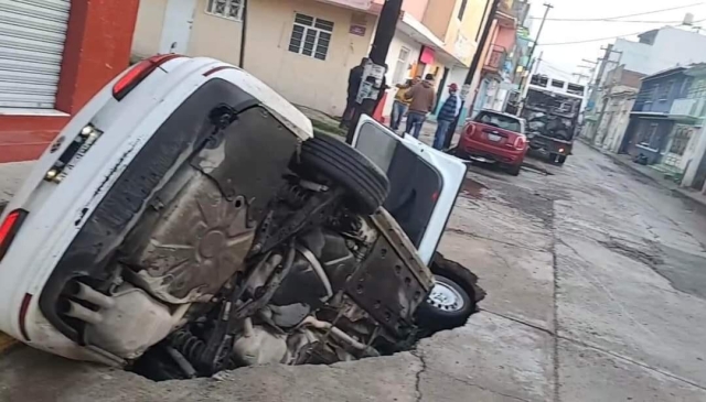 Socavón gigante ‘devora’ vehículo en Silao, Guanajuato