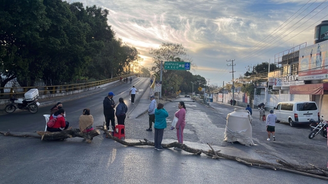 Por segundo día consecutivo, bloquean vecinos de Tlatepexco vialidades al norte de Cuernavaca