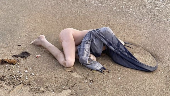Policía encuentra un ‘cadáver’ en la playa, pero al investigar descubren que era un juguete sexual