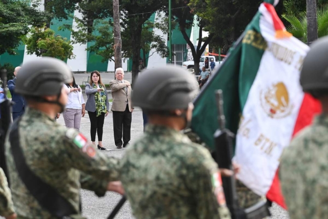 Margarita González encabezó los honores a la bandera este lunes en la explanada "Emiliano Zapata" del centro de la cabecera de Zacatepec.