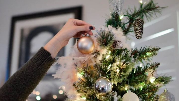 Cómo limpiar y guardar el árbol de Navidad para que quepa en cualquier espacio de tu casa