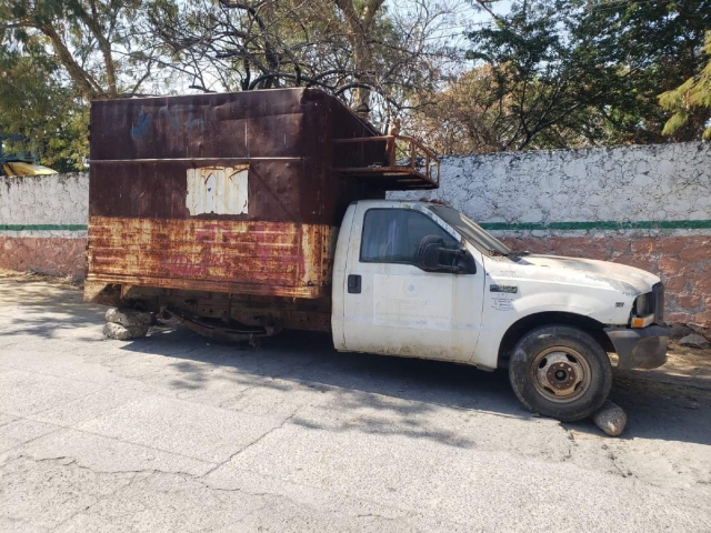 Una de las camionetas utilizadas para la recolección de basura no está en condiciones de ser utilizada.