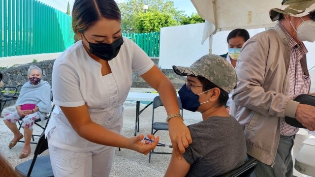 Aplican vacunas contra covid-19 en Jiutepec