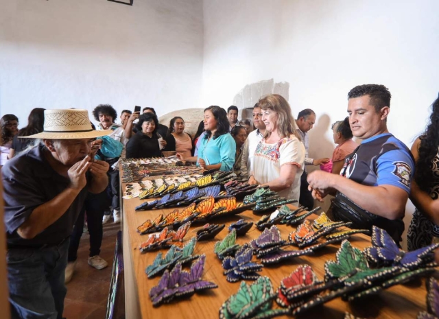 Margarita González visitó La Cerería, museo de Tlayacapan que resguarda la identidad cultural e historia de este Pueblo Mágico. Durante su recorrido refrendó su compromiso de impulsar la cultura local, así como de dar promoción internacional a artistas de la región como la Banda de Tlayacapan. 