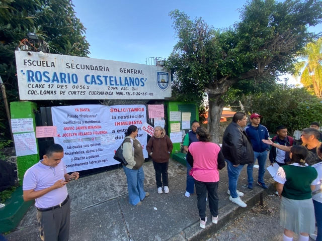 Protestan padres de familia en secundaria 13 'Rosario Castellanos'