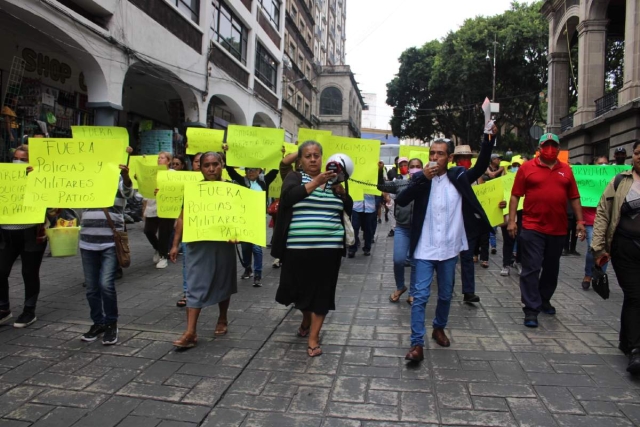 Vecinos de los Patios de la Estación culminaron en el Centro de Cuernavaca su movilización por la muerte de un joven la noche del lunes en una intervención policiaca.
