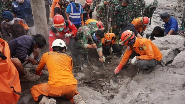 Suman 15 muertos por la erupción del volcán Semeru.