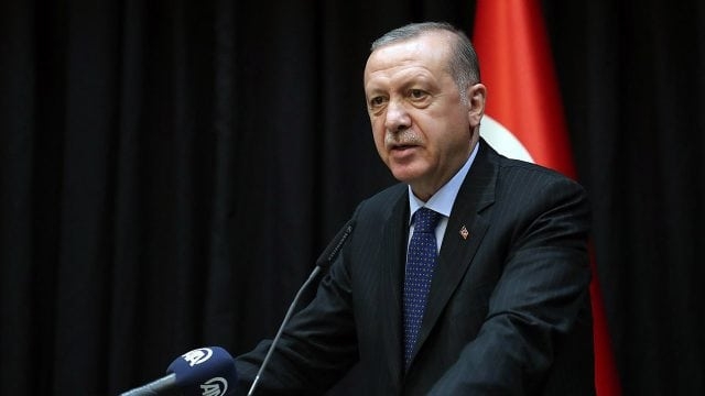 Presidente de Turquía pide perdón por lentitud en ayuda tras sismos tres semanas después