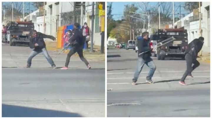 Hombre hace correr a joven que fingía usar muletas para pedir dinero