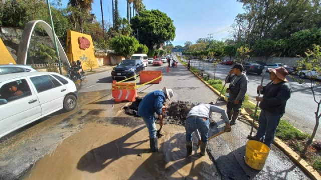 Fuga de agua ocasiona hundimiento en la avenida Heroico Colegio Militar