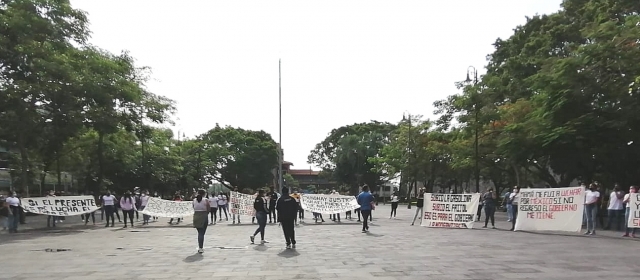 Se manifiestan estudiantes de la normal urbana de Cuautla, en Cuernavaca