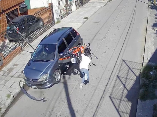 VIDEO: Pide moto prestada, hace un &#039;caballito&#039;, choca y se mata; era robada
