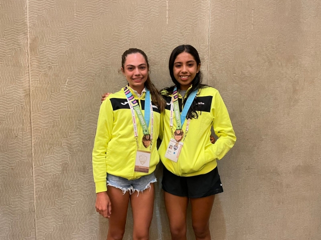 Valeria García y Alexia Estrada muestran la medalla de bronce obtenida para Morelos en el tenis, deporte que se juega en Acapulco.