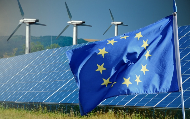 Unión Europea establece ley para impulsar industria de tecnologías limpias