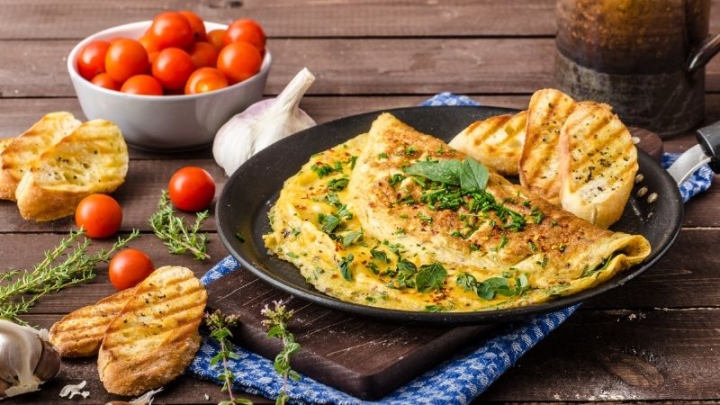 Cena ligera ideal: omelette con acelgas, opción deliciosa y saludable