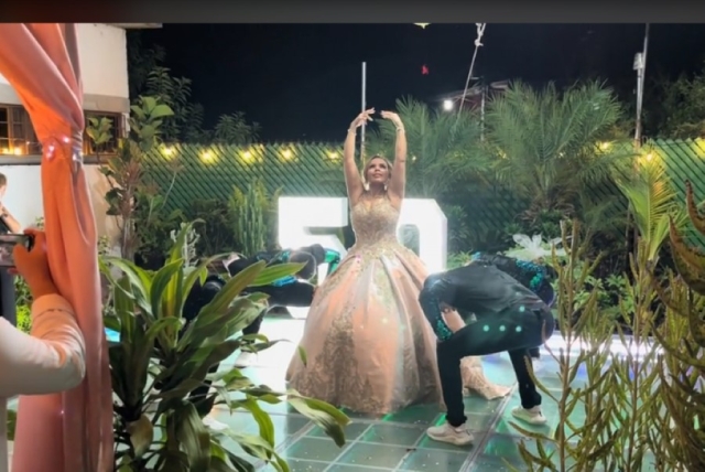 Fiesta de 50 años se vuelve viral con tema de quinceañera