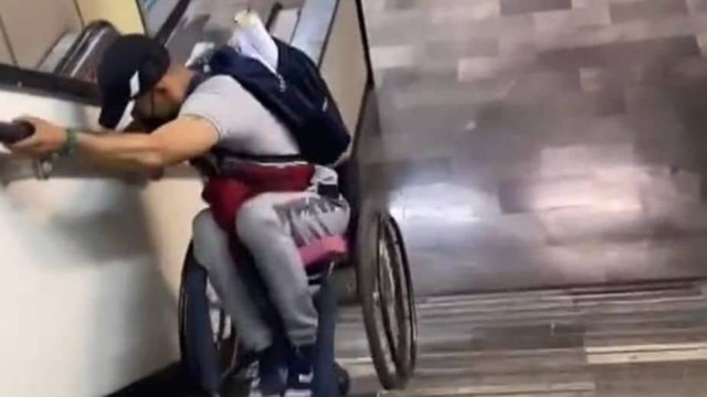 Hombre en silla de ruedas baja las escaleras del metro en CDMX.