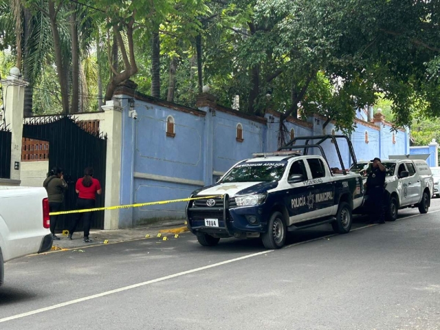 Peritos de la FGE recogieron los casquillos que quedaron regados en la calle.