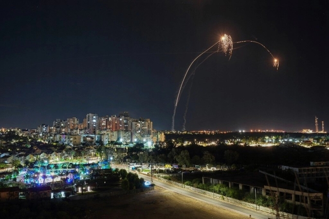 En la imagen, el sistema de defensa israelí intercepta un cohete disparado desde la Franja de Gaza, en Ashkelon. 