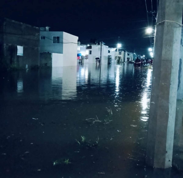 Más de diez casas se inundaron en el fraccionamiento "Las Flores".