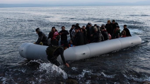 Rescatan 77 migrantes de yate en problemas en el mar Egeo