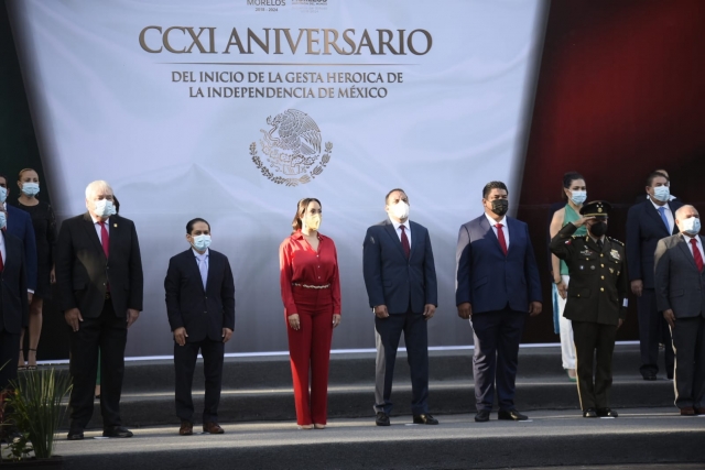 Encabeza gobernador izamiento de bandera por el CCXI aniversario de la Independencia de México