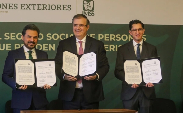 Marcelo Ebrard firma convenio para afiliar al IMSS a migrantes mexicanos en Estados Unidos