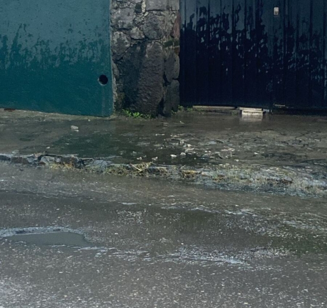 Atiende SAPAC fuga de agua en esquina de Humboldt y Palmira