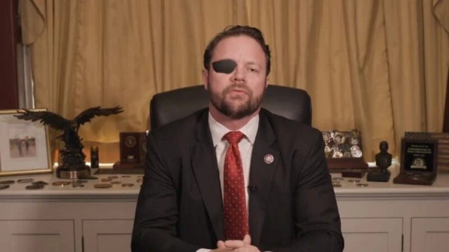 &#039;¿Por qué protege a los cárteles?&#039;, cuestiona Dan Crenshaw a AMLO con videomensaje en español