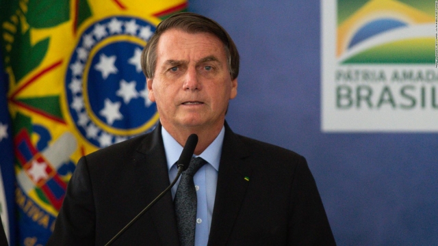 Jair Bolsonaro crea comité de crisis contra COVID en Brasil.