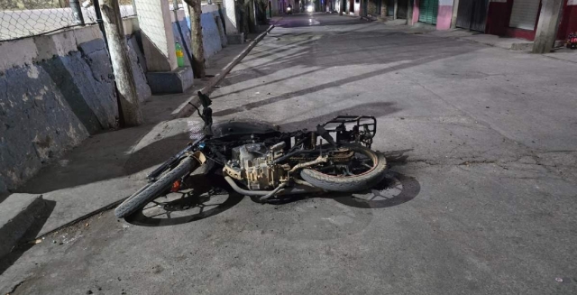 En el sitio donde estuvo retenido el individuo hallaron una motocicleta tirada.