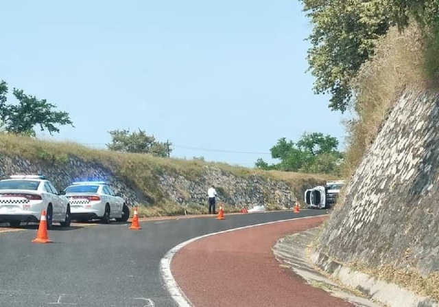 El taxi fue retirado con grúa.