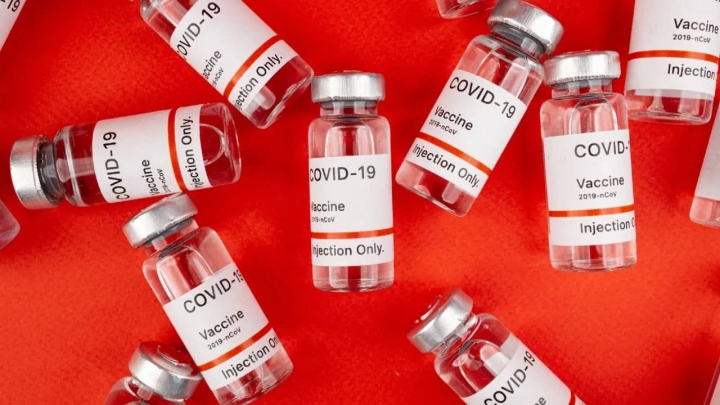 ¿Qué pasa si combino dos vacunas contra COVID-19?
