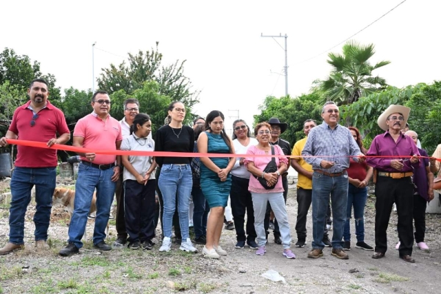 Autoridades municipales cortaron el listón inaugural de la obra.