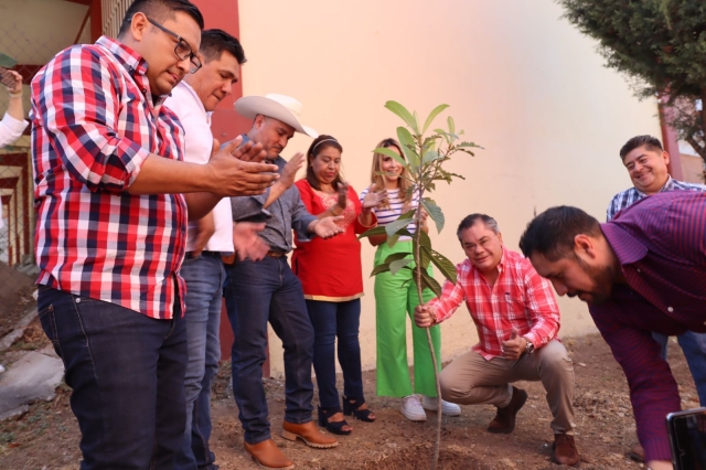 Encabezan integrantes del Ayuntamiento de Jiutepec jornada de reforestación en secundaria de la colonia Jardín Juárez