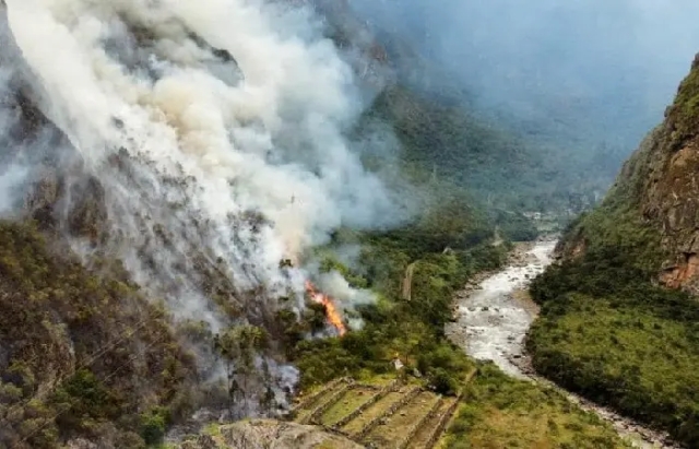 Logran controlar incendio forestal cerca de Machu Picchu, en Perú | Video