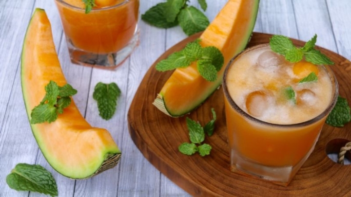 Bebidas naturales: Preparar una refrescante agua de melón con zanahoria