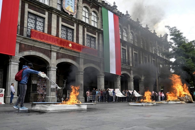 Manifestantes quemaron colchones en medio de su protesta en la plaza de armas. 