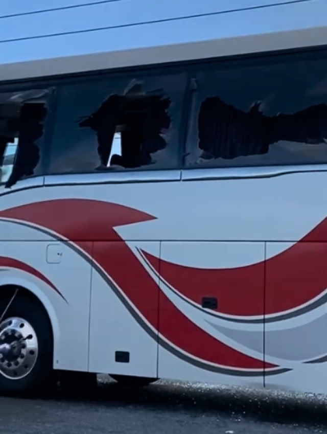 Mujeres de Amilcingo rompen vidrios a autobús