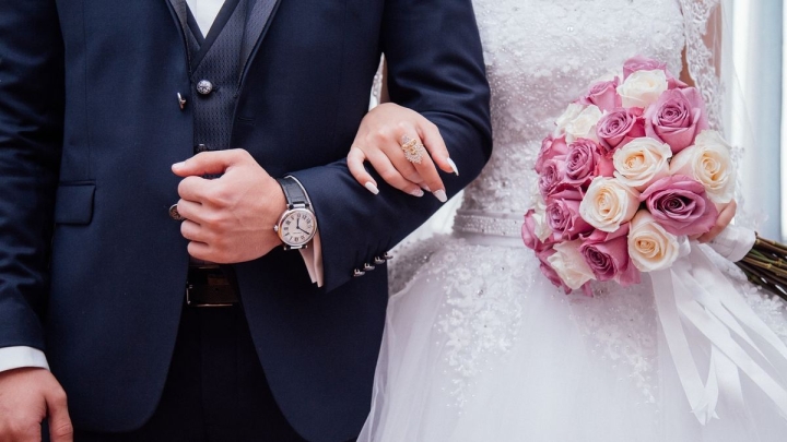 De regalos a facturas: Pareja causa controversia por pedir a invitados financiar su boda