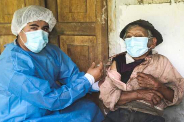 Vacunan contra el COVID-19 a un adulto mayor de 121 años en Perú