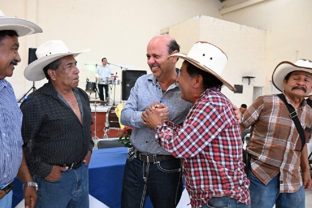 El alcalde Rodrigo Arredondo (al centro) acudió a la celebración como invitado de honor.